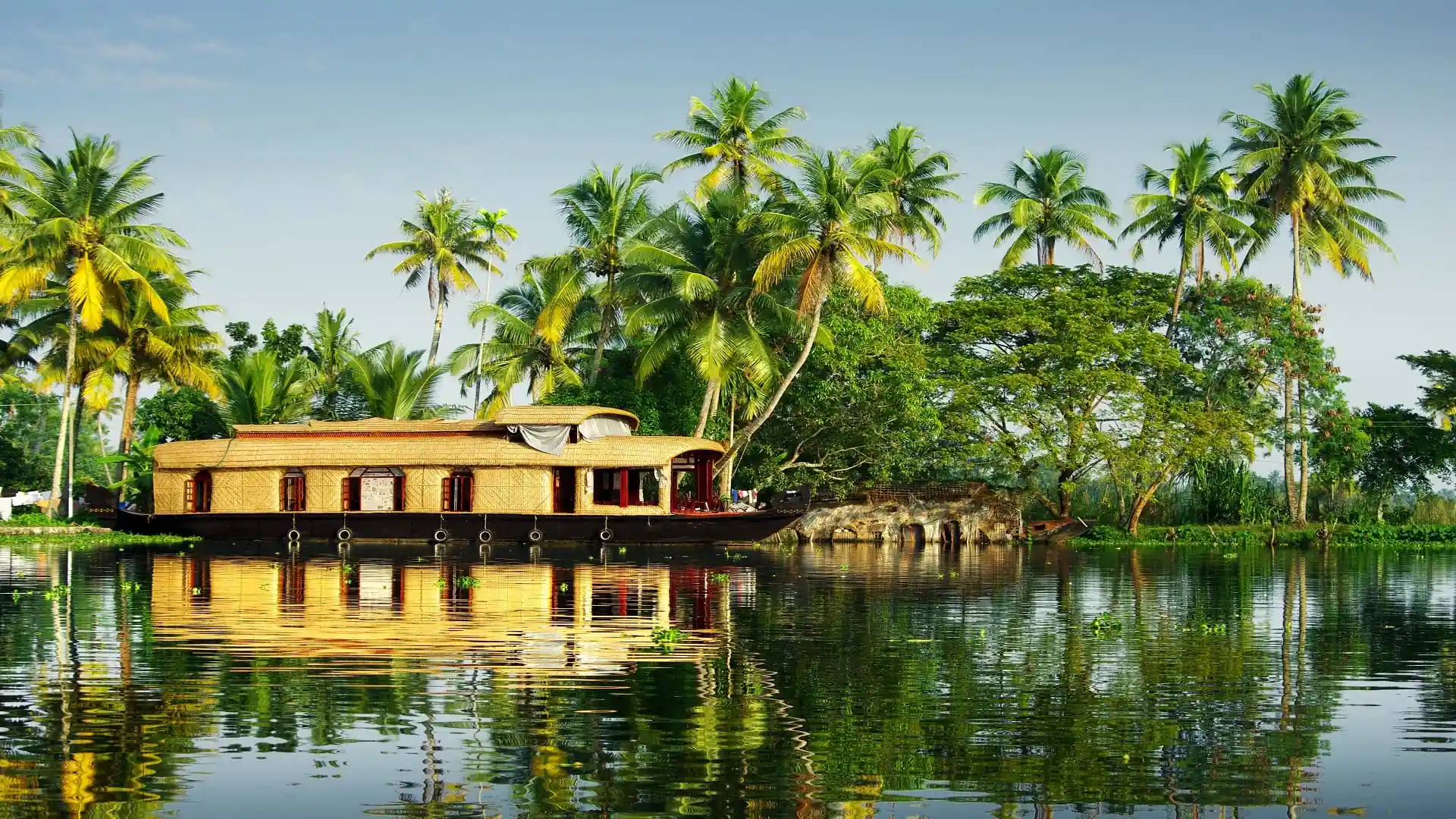 Casa flotante en los remansos de Kerala