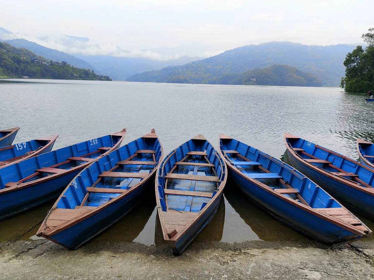 Lago Ooty con barcas, en la Reina de las estaciones de montaña
